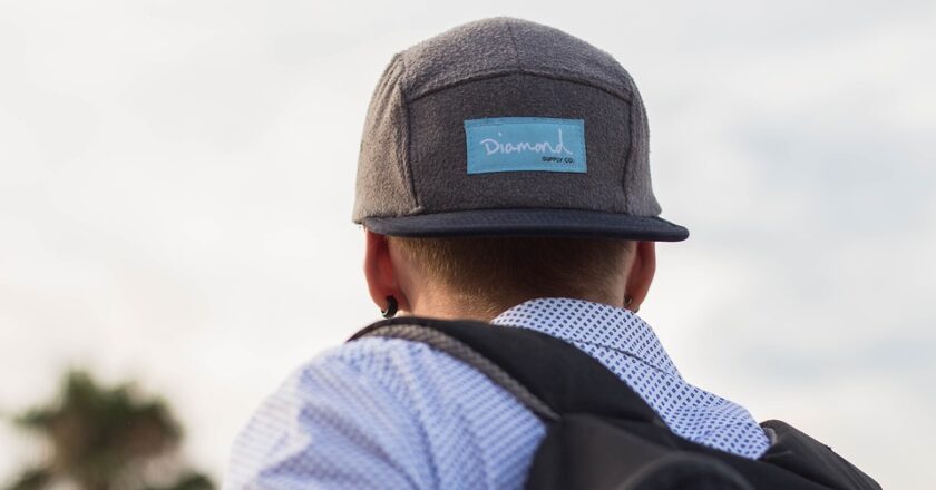 Nakrycia głowy dla mężczyzn – jakie są popularne