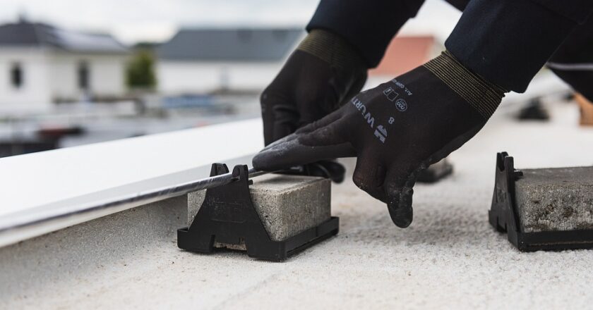 Jakie plusy ma budowa stropu z prefabrykowanych płyt