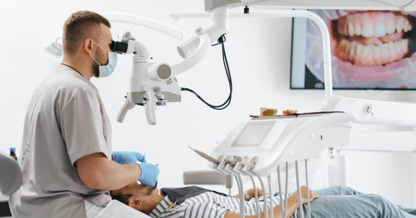 Uśmiech to zdrowie – regularne wizyty u dentysty odmieniają życie