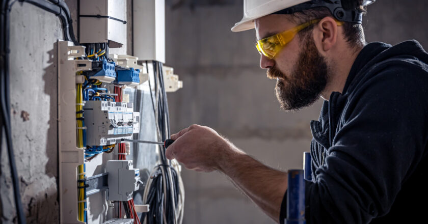 Czym się powinien cechować profesjonalny elektryk