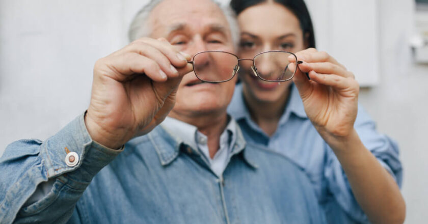 Jakie symptomy daje zaćma i jak się ją leczy