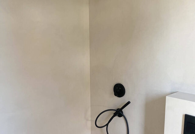 Jakie właściwości posiadają posadzki wykonane z mikrocementu