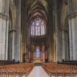 Zawiasy do ciężkich drzwi drewnianych – trwałość i dobór