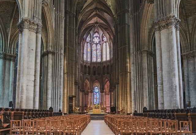 Zawiasy do ciężkich drzwi drewnianych – trwałość i dobór